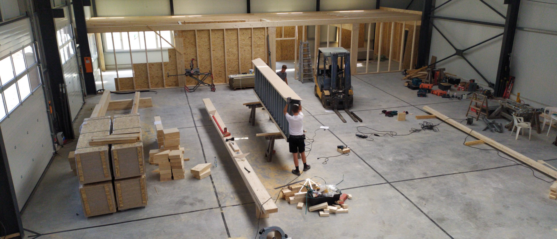 Umbau mit Holz: In der Werkhalle entstehen maßgefertigte Holzbauelemente als Grundlage für kreative und effiziente Umbauideen.