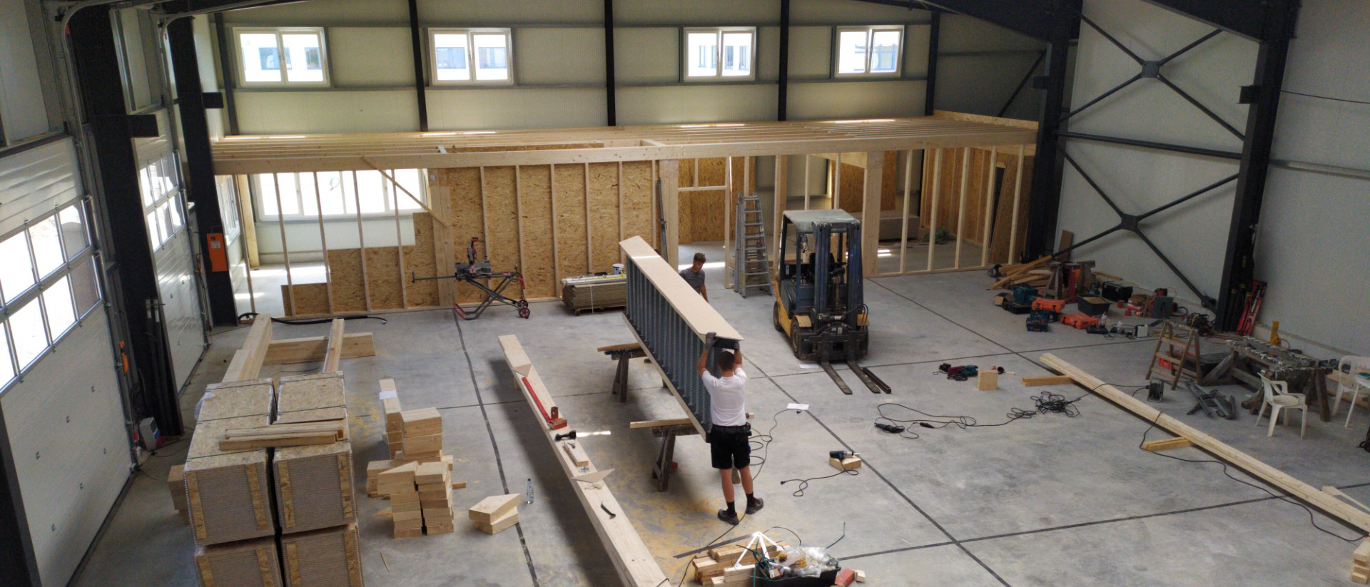 Umbau mit Holz: In der Werkhalle entstehen maßgefertigte Holzbauelemente als Grundlage für kreative und effiziente Umbauideen.