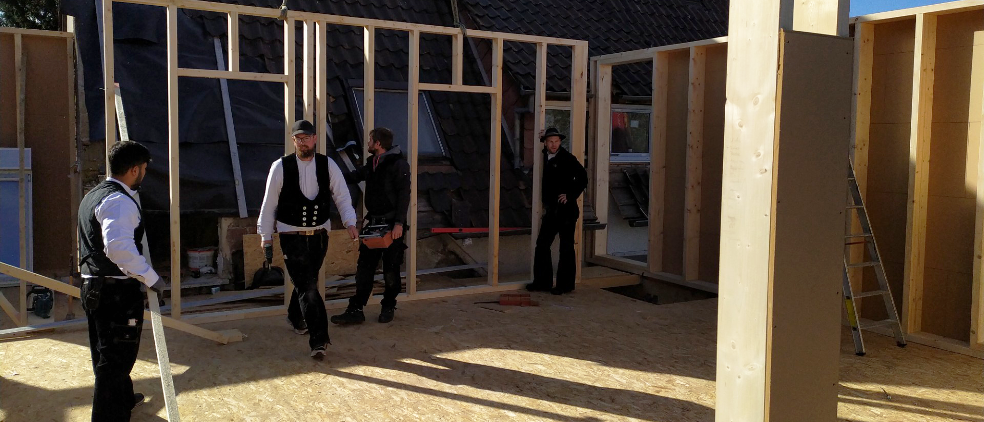 Zimmerer beim Neubau eines Holzrahmenbaus – Ideen mit Holz als Ansprechpartner für moderne Holzbauprojekte im Neubau.